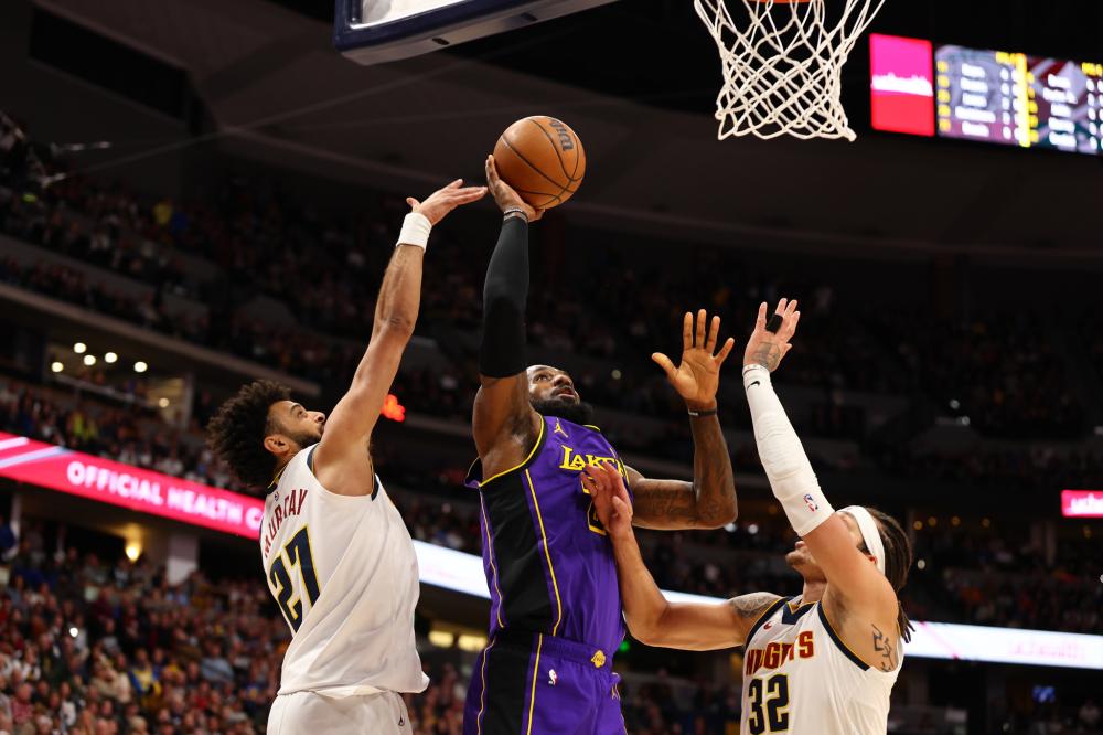 两端明显有 两端明显有